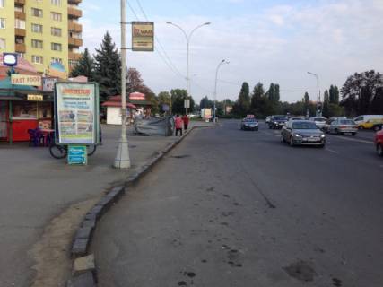 Citylight B in Uzhgorod, Сіті-лайт  m.Uzgorod prosp. Svobodi,bila   16-ti poverhivki, Privatbanku, zupinka mis'kogo transportu, posta, svitlofor, pisohidnij perehid,v storonu transportnogo mostu Photo 1