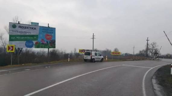 Билборд B на трассах Закарпатской области, 6x3  Хустський район, поворот на с. Бороняво,переїзд, в сторону м. Хуст, траса Івано-Франківськ-Ужгород- фото 1