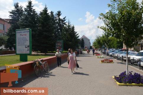Ситилайт B в Тячеве вул. Незалежності, центр міста, біля Ексім банку, кіосків,  напроти продуктового магазину та редакції Дружба, масове скупчення людей фото 1