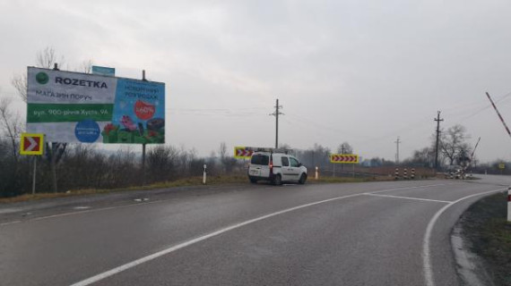 Билборд B на трассах Закарпатской области, 6x3  Хустський район, поворот на с. Бороняво,переїзд, в сторону м. Хуст, траса Івано-Франківськ-Ужгород- фото 1