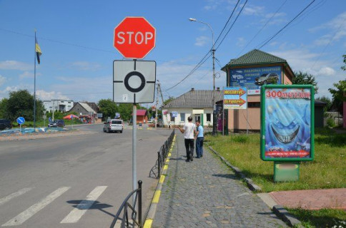 Ситилайт A в Тячеве, 1.2x1.8  вул. Незалежності, центр міста, біля страхової компанії Acsa та магазину Міленіум, автобусні зупинки, великий потік пішоходів фото 1