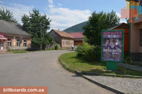Ситилайт B в Тячеве вул. Незалежності, центр міста, біля страхової компанії Acsa та магазину Міленіум, автобусні зупинки, великий потік пішоходів фото 1