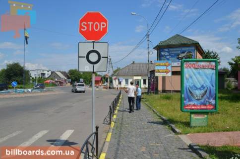 Ситилайт A в Тячеве вул. Незалежності, центр міста, біля страхової компанії Acsa та магазину Міленіум, автобусні зупинки, великий потік пішоходів фото 1