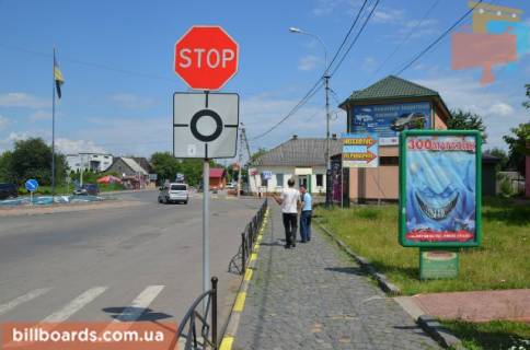 Ситилайт A в Тячеве вул. Незалежності, центр міста, біля страхової компанії Acsa та магазину Міленіум, автобусні зупинки, великий потік пішоходів фото 1
