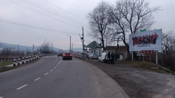 Білборд, Бігборд (Борд)  A у Хусті, 6x3  м.Хуст, вул. Волошина, (переїзд) виїзд з міста траса  Івано-Франківськ-Мукачево, в сторону м. Мукачево Фото 1