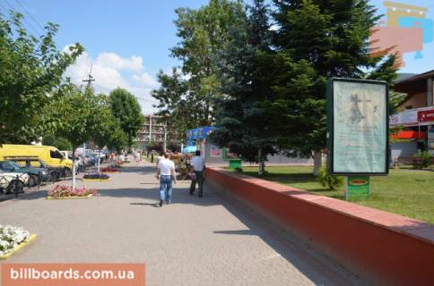 Сiтiлайт A у Тячеві вул. Незалежності, центр міста, біля Ексім банку, кіосків,  напроти продуктового магазину та редакції Дружба, масове скупчення людей Фото 1