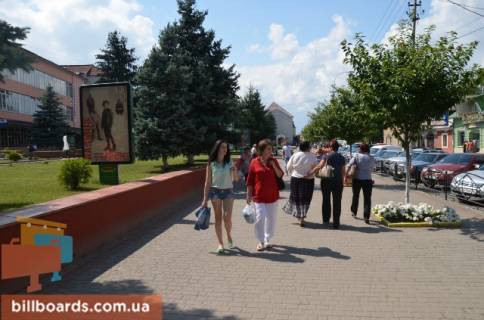 Ситилайт B в Тячеве вул. Незалежності, центр міста, біля Ексім банку, кіосків,  напроти продуктового магазину та редакції Дружба, масове скупчення людей фото 1