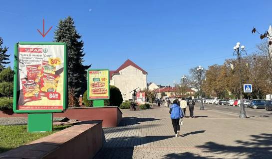 Ситилайт B в Тячеве, 1.2x1.8  вул. Незалежності, центр міста, вхід біля Універмагу, Ексім банку, напроти продуктового магазину, масове скупчення людей фото 1