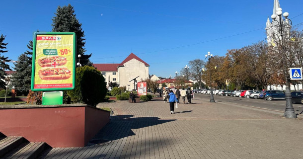 Ситилайт B в Тячеве, 1.2x1.8  вул. Незалежності, центр міста, вхід біля Універмагу, Ексім банку, напроти продуктового магазину, масове скупчення людей фото 1