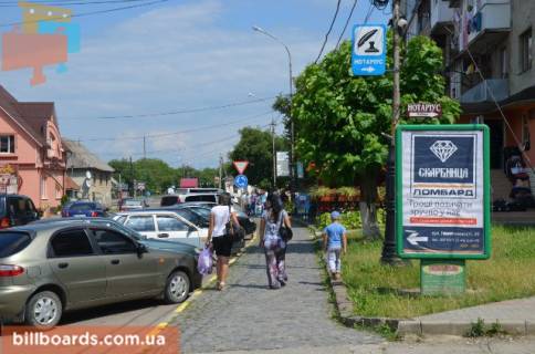 Citylight A in Tyachiv st. Nezaleznosti, centr mista, bila strahovoi kompanii Acsa ta magazinu Milenium, avtobusni zupinki, velikij potik pisohodiv Photo 1