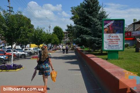 Ситилайт A в Тячеве вул. Незалежності, центр міста, біля Ексім банку, кіосків,  напроти продуктового магазину та редакції Дружба, масове скупчення людей фото 1