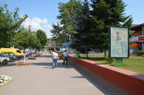 Сiтiлайт A у Тячеві, 1.2x1.8  вул. Незалежності, центр міста, біля Ексім банку, кіосків,  напроти продуктового магазину та редакції Дружба, масове скупчення людей Фото 1