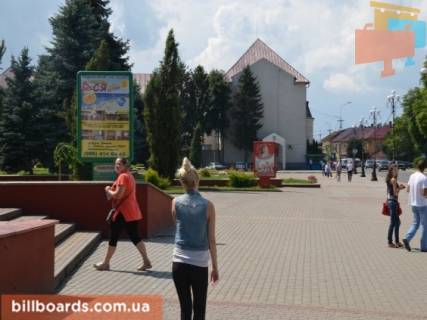 Ситилайт B в Тячеве вул. Незалежності, центр міста, вхід біля Універмагу, Ексім банку, напроти продуктового магазину, масове скупчення людей фото 1