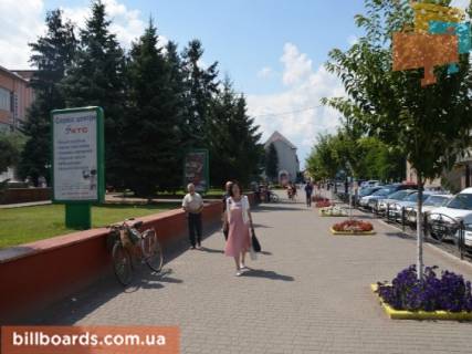 Ситилайт B в Тячеве вул. Незалежності, центр міста, біля Ексім банку, кіосків,  напроти продуктового магазину та редакції Дружба, масове скупчення людей фото 1