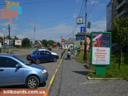 Ситилайт A в Тячеве вул. Незалежності, центр міста, біля страхової компанії Acsa та магазину Міленіум, автобусні зупинки, великий потік пішоходів фото 1