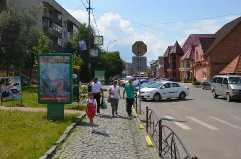 Ситилайт B в Тячеве, 1.2x1.8  вул. Незалежності, центр міста, біля страхової компанії Acsa та магазину Міленіум, автобусні зупинки, великий потік пішоходів фото 1