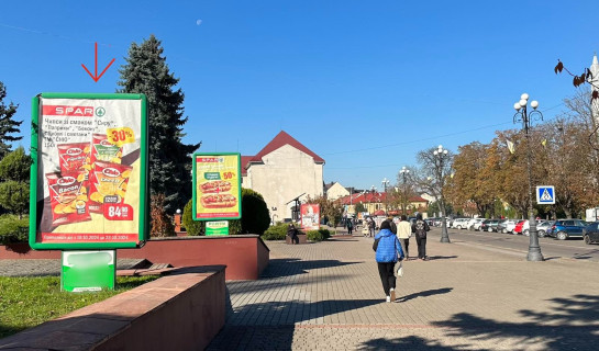 Ситилайт B в Тячеве, 1.2x1.8  вул. Незалежності, центр міста, вхід біля Універмагу, Ексім банку, напроти продуктового магазину, масове скупчення людей фото 1