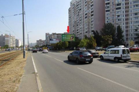 Білборд, Бігборд (Борд)  A у Києві, призма  Ахматової Анни вул., 15 (ПриватБанк, АТБ-маркет, Спорт Лайф), в напрямку Харківське шосе, Драгоманова вул. Фото 1