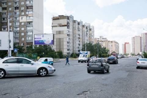 Білборд, Бігборд (Борд)  B у Києві, 6x3  Милославська вул., 29 (АЗС ОККО, ТЦ Квадрат, ТЦ Корал, Сільпо), на перетині з вул. Оноре де Бальзака, в напрямку Радунська вул. Фото 1