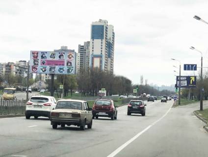 Призма A в Киеве Ул. Богатырская, напротив дома №11. РАЗДЕЛИТЕЛЬ. На светофоре. 100 м до АЗС WOG,  Докер паб. В сторону Почайна (колишня Петрівка) - 193952 схема