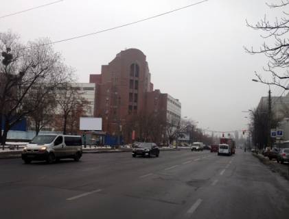 Билборд B в Киеве Автозаводская - Скляренко, угол с ул. Куреневской. На светофоре. фото 1