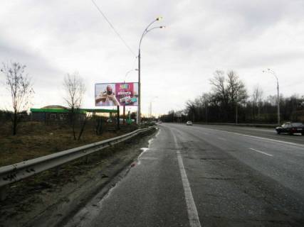 Билборд B в Киеве, 6x3  Бориспільська траса, навпроти  ресторанау "Козацький стан" (межа міста, стелла Києва,  будівельний супермаркет Нова Лінія). 1,5 км до Харківської площі. Електроопора № 16 (в районі 19 км 200 м), у напрямку до Борисполя фото 1