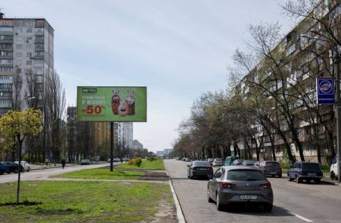 Билборд A в Киеве, 6x3  Шолом-Алейхема вул., 18 (АТБ-маркет, Ощадбанк, Центр Дитячої та Юнацької Творчості), на розподілювачі, в напрямку Братиславська вул. фото 1