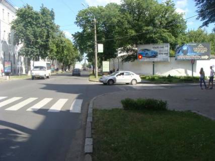 Призма A в Полтаве на перкр.вул. Соборності (Жовтнева) и Антона Грицая вул. (Ляхова) (на ограде) - 122432 фото 1