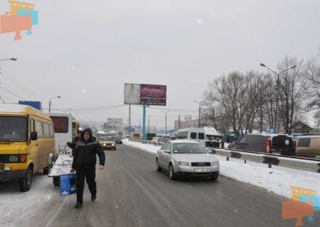 Билборд B в Черновцах, 3х6  вул. Калинівський ринок (розділова смуга) фото 1