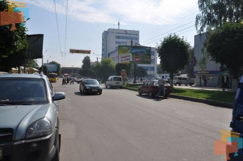 Билборд A в Черновцах, 3х6  вул.Сергія Скальда (Комарова) 1      ( р-н. Автовокзала) фото 1
