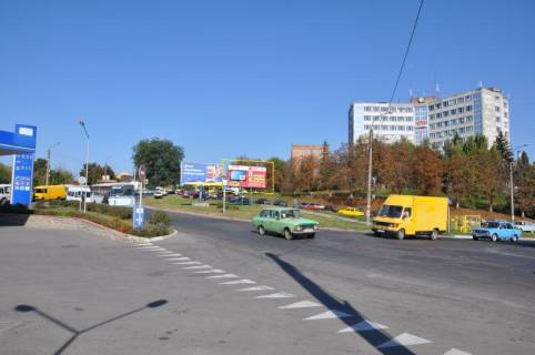 Билборд A в Умане, 6х3  (вул.Радянськя)  вул. Небесної сотні, 47,поворот з вул. Челюскінців, размежування, ПРАВИЙ, сторона А, фото 1