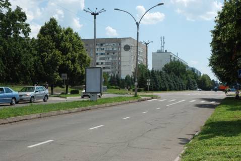 Ситилайт B в Южноукраинске пр.Независимости12, Магазин бытовой химии, а за углом ювелирный магазин "Версаль", пешеходный переход  фото 1