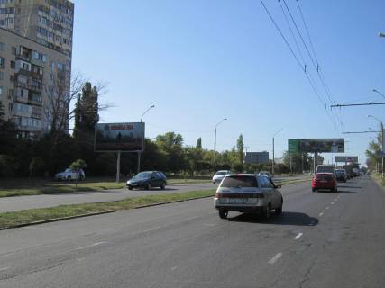 Билборд B в Одессе, 3х6  Небесної Сотні просп. (Маршала Жукова просп.) (навпроти дому 91) на роздільній смузі фото 1