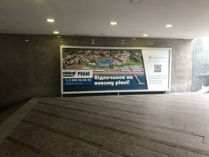 Бэклайт  в Киеве Майдан Незалежності біля входу в глобус справа  фото 1