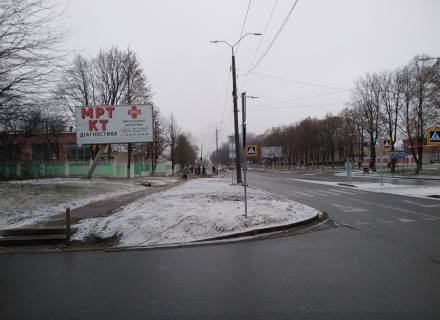 Билборд B в Чернигове, 04b  проспект Грушевського х вул. 1-ої Танкової бригади (2-а міськлікарня, роддом, АЗС Ultra) (сторона Б) фото 1