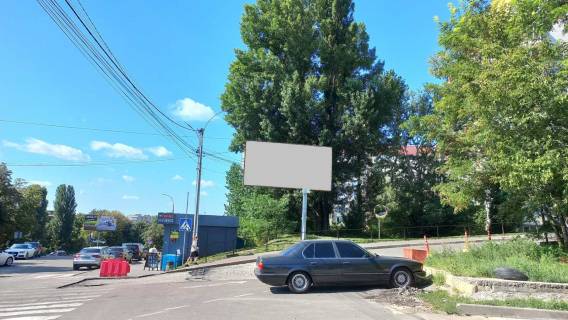 Билборд A в Вышгороде вул. Кургузова,  навпроти будинку Кургузова,11 на розділовій смузі (трикутнику) фото 1