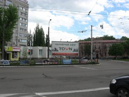Призма A в Кременчуге пр. Свободи - вул. Троїцька (вул. Красіна) (сквер Космос) призма - 140010 фото 1