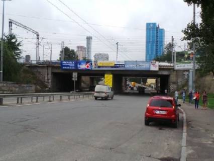 Нестандарт B в Киеве, 2х8  Василя Липківського вул, на залізничному мосту, в сторону Жилянської фото 1