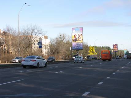 Білборд, Бігборд (Борд)  A у Києві, 3х6  Броварський пр., 93 на розподільчій смузі у напрямку м. Бровари Фото 1