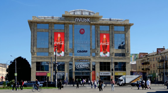 Видеоборд A в Луцке, 3,8*9,6м  Центральний універмаг, 2 екрани  - 668562 фото 1