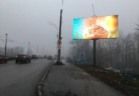 Видеоборд A в Киеве, 3x6  Курбаса Леся пр., 1А , перед ж/д мостом, в центр - 340446 фото 1
