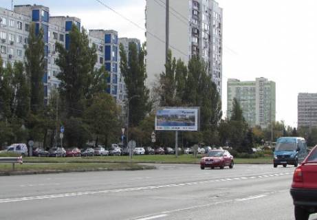 Билборд B в Киеве, 3x6  Братиславская ул., 4 (на разделителе), 250 м до ст.м. "Черниговская", слева фото 1