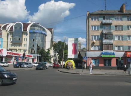 Билборд A в Ровно, 3x6  перехр. вул. С.Петлюри-пр. Миру (вертикальний) фото 1