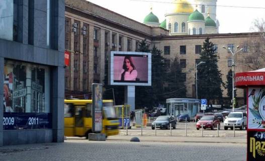 Видеоборд A в Днепр (Днепропетровск) пл.Героев Майдана,Дмитра Яворницького пр. (кол. Маркса пр.) напротив ТК Пассаж, ЦУМ Размер 7,7м х 5,8м - 381307 фото 1