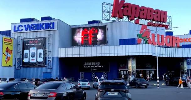 Видеоборд A в Днепр (Днепропетровск) ТРЦ КАРАВАН, медіафасад, на вул. Нижньодніпровській, 17, 8м х 4м *звук- - 566064 фото 1