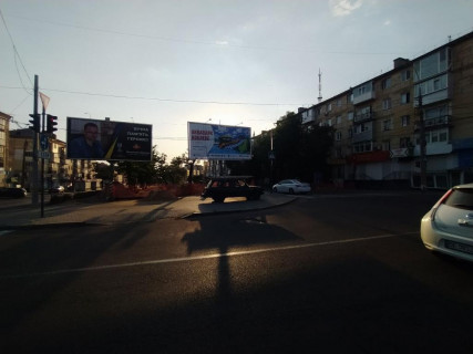 Prismatron, Prism A in Mykolaiv, 3x6  Central'nij av. (kol. Lenina av.) / Rumina st., rozdil'nik, bila Central'nogo rinku, supermarketu "Fokstrot", z centru - 19555 Photo 1