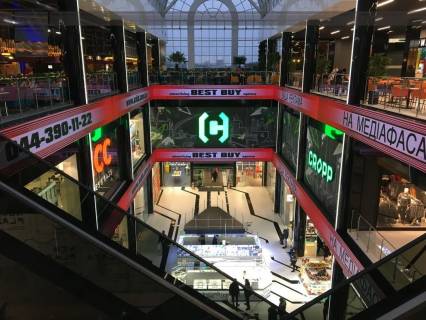 Видеоборд A у Дніпро (Дніпропетровськ) Кюрі вул., 5, в ТЦ NEO Plaza, відеоекрани в центральному атріумі, між поверхами. Прайс за трансляцію ролика 10сек, 1 вихід в 5 хвилин, c 10:00 до 22:00. Розрахунки для інших параметрів розміщення уточнюйте у менеджера - 291154 Фото 1