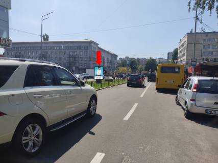 Сiтiлайт  у Києві, 1.8x1.2  Гаврилишина вул. (колиш. вул. Василевської), 1, роздільник, навпроти супермаркету "Сільпо", ТРЦ "Smart Plaza", в бік просп. Берестейський (Перемоги) Фото 1