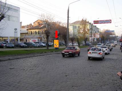 Ситилайт  в Черновцах, 1.8x1.2  Головна вул., 124 / Миколи Леонтовича (Гончарова) вул., біля фабрики "Імпульс", в центр фото 1