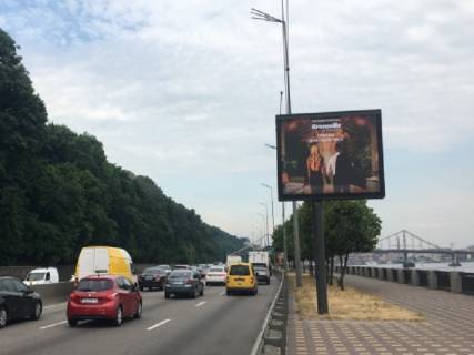 Билборд A в Киеве Набережне шосе, 800 м до Паркового мосту, від моста Метро, прайс за трансляцію ролика 10 сек 1вихід/80 сек, з 0:00 до 23:59 фото 1